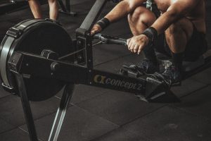 topless-man-using-rowing-machine-kkywwpurqbe